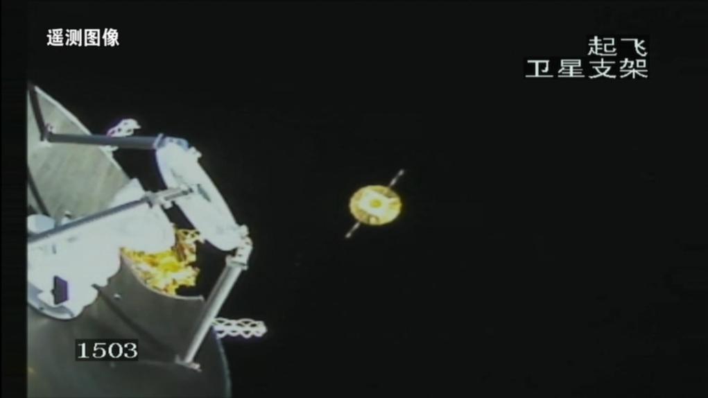 2024年3月20日，长运八号运载火箭卫星支架相机拍摄成像。鹊桥二号中继星与运载火箭成功分离，太阳翼及伞状天线顺利展开，图像左侧为天都试验星。（国家航天局供图）